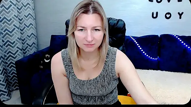 Snapshot of Incredible_Ariela chatting on October 16, 8:33 am Incredible Ariela online show from October 16, 8:33 am