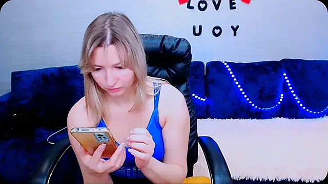 Snapshot of Incredible_Ariela chatting on October 9, 11:11 am Incredible Ariela online show from October 9, 11:11 am