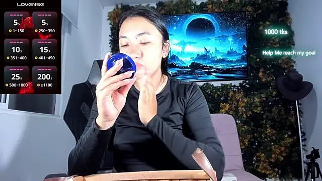Snapshot of emily_palmeer chatting on July 8, 10:27 am emily palmeer online show from July 8, 10:27 am