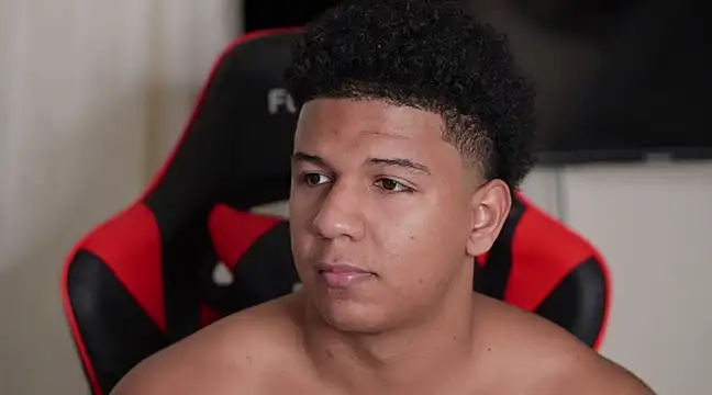 Snapshot of May_Dylan1 chatting on December 14, 2:11 am May Dylan1 online show from December 14, 2:11 am