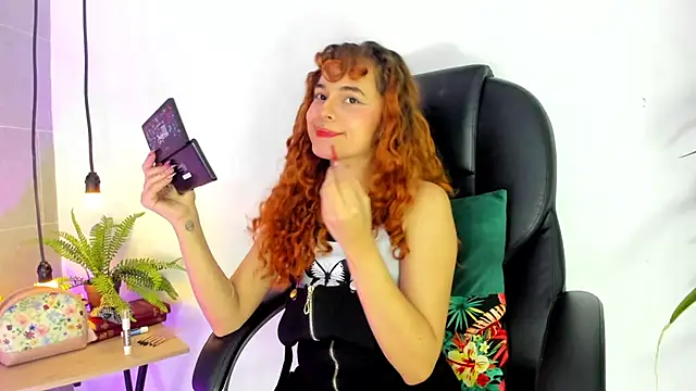 Snapshot of Medusa_velvet chatting on December 13, 6:59 pm Medusa velvet online show from December 13, 6:59 pm