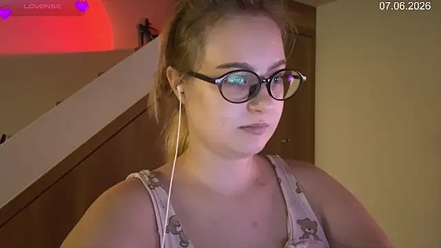 Snapshot of JacyWinslat chatting on June 7, 1:27 pm JacyWinslat online show from June 7, 1:27 pm