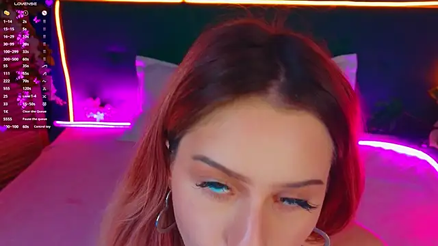 Snapshot of AlinaWalters chatting on October 19, 9:28 pm AlinaWalters online show from October 19, 9:28 pm