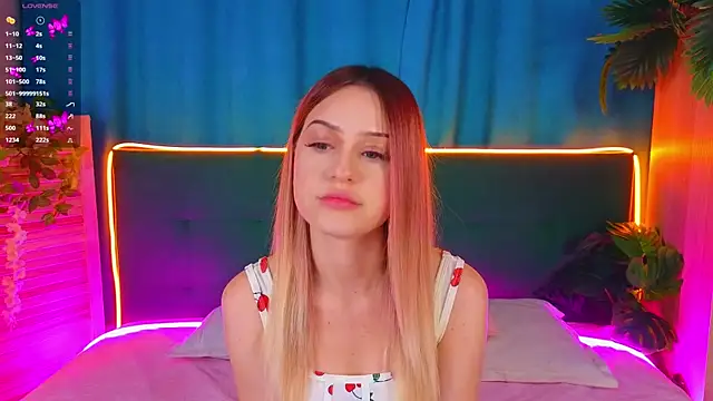 Snapshot of AlinaWalters chatting on November 7, 8:02 pm AlinaWalters online show from November 7, 8:02 pm