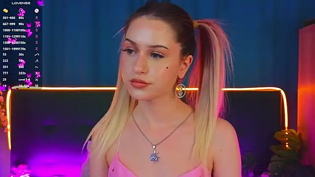 Snapshot of AlinaWalters chatting on October 18, 10:01 pm AlinaWalters online show from October 18, 10:01 pm