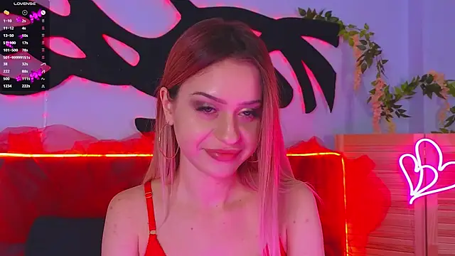 Snapshot of AlinaWalters chatting on October 3, 8:32 pm AlinaWalters online show from October 3, 8:32 pm