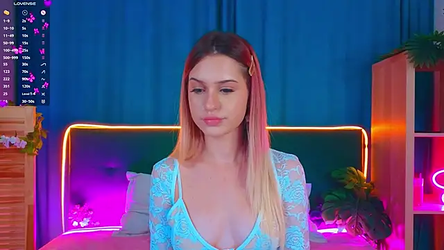 Snapshot of AlinaWalters chatting on October 17, 8:54 pm AlinaWalters online show from October 17, 8:54 pm