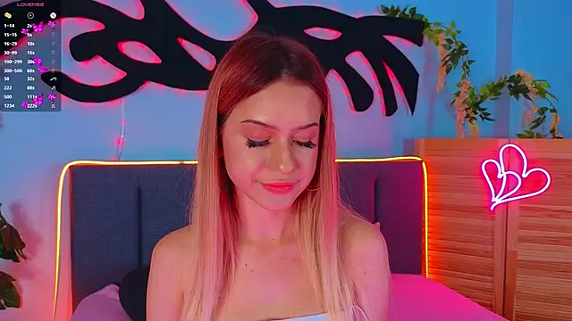 Snapshot of AlinaWalters chatting on October 8, 8:31 pm AlinaWalters online show from October 8, 8:31 pm