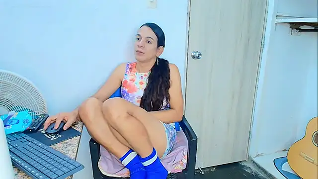 Snapshot of Oh_Tique chatting on January 13, 1:31 am Oh Tique online show from January 13, 1:31 am