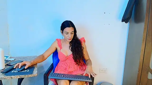 Snapshot of Oh_Tique chatting on January 10, 12:39 am Oh Tique online show from January 10, 12:39 am