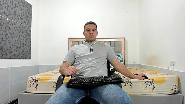 Snapshot of simookeler chatting on February 3, 1:27 am simookeler online show from February 3, 1:27 am