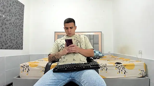 Snapshot of simookeler chatting on February 5, 10:27 pm simookeler online show from February 5, 10:27 pm