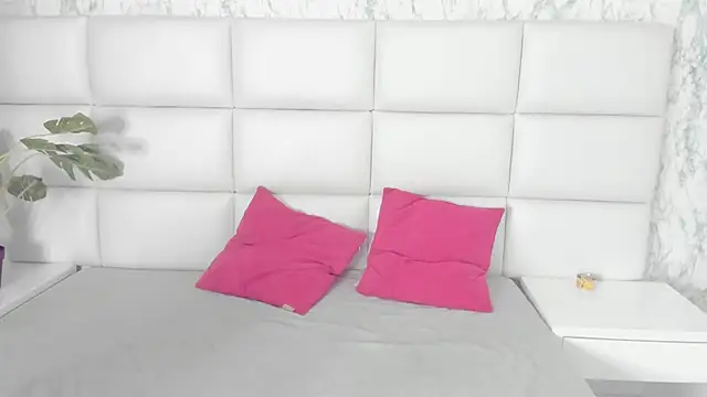 MIA  SAENZ online show from March 3, 12:28 pm