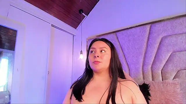 EmaJames25 online show from December 2, 7:15 pm