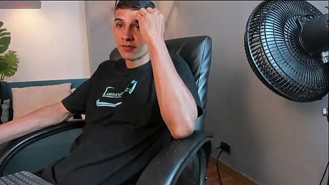 Aaron Scoot online show from December 18, 11:30 pm