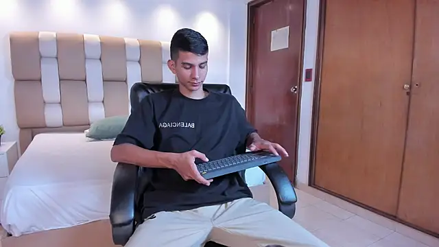 Aaron Scoot online show from April 11, 8:01 pm