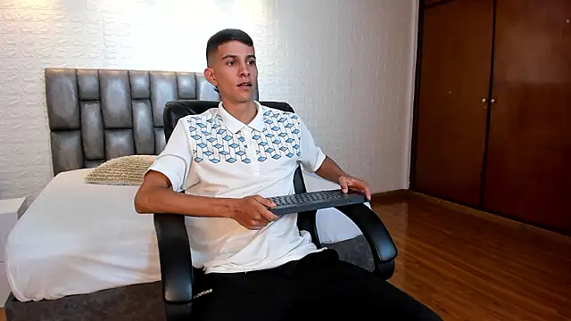 Aaron Scoot online show from March 19, 9:15 pm