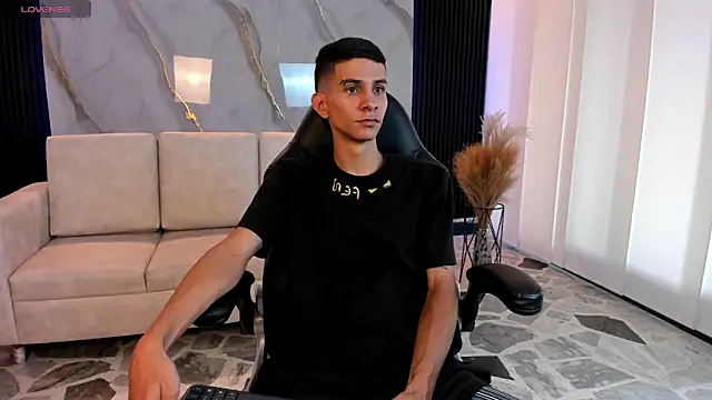 Aaron Scoot online show from March 3, 8:38 pm