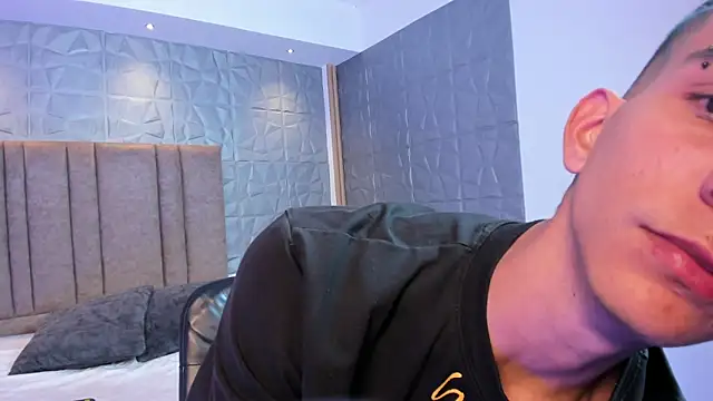 Aaron Scoot online show from April 2, 6:58 pm