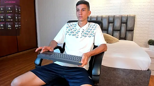 Aaron Scoot online show from March 24, 9:04 pm