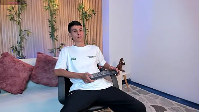 Aaron Scoot online show from January 12, 12:45 pm