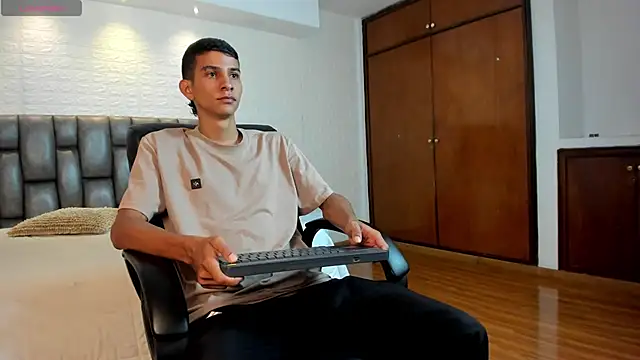 Aaron Scoot online show from April 14, 8:25 pm