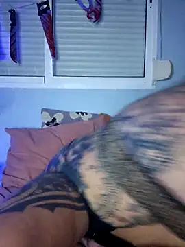 Snapshot of lizzardqueeen chatting on October 19, 9:28 pm lizzardqueeen online show from October 19, 9:28 pm