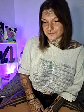 Snapshot of lizzardqueeen chatting on November 8, 7:17 pm lizzardqueeen online show from November 8, 7:17 pm