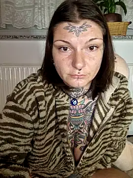 Snapshot of lizzardqueeen chatting on November 21, 12:31 am lizzardqueeen online show from November 21, 12:31 am