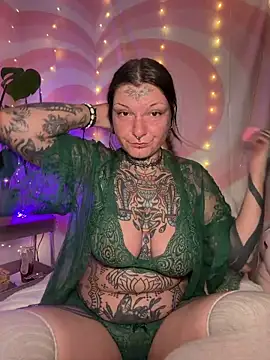 lizzardqueeen online show from April 4, 8:21 am