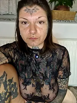 Snapshot of lizzardqueeen chatting on November 23, 4:11 am lizzardqueeen online show from November 23, 4:11 am