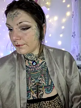 Snapshot of lizzardqueeen chatting on November 29, 11:49 pm lizzardqueeen online show from November 29, 11:49 pm