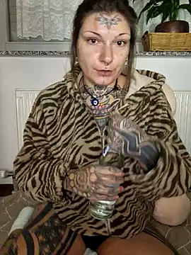 Snapshot of lizzardqueeen chatting on November 22, 12:54 am lizzardqueeen online show from November 22, 12:54 am