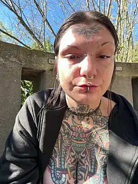 lizzardqueeen online show from April 7, 1:35 pm