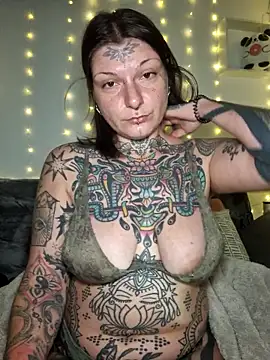 lizzardqueeen online show from December 23, 7:18 am