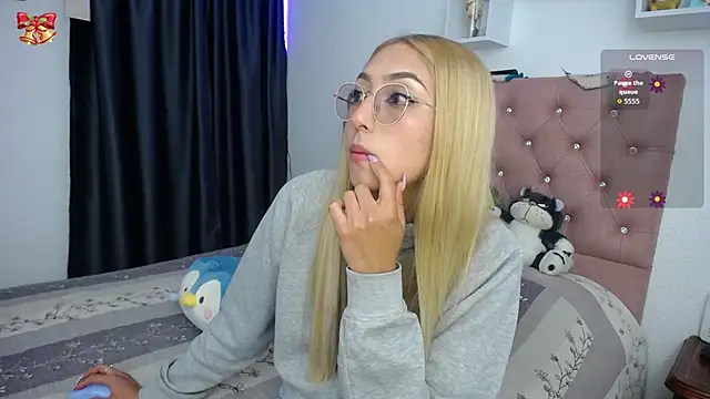 Snapshot of Soffy-brooks chatting on December 15, 3:34 am Soffy-brooks online show from December 15, 3:34 am