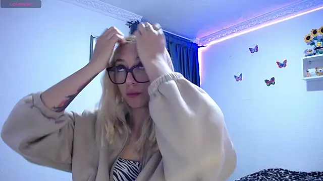 Soffy-brooks online show from April 22, 3:35 am
