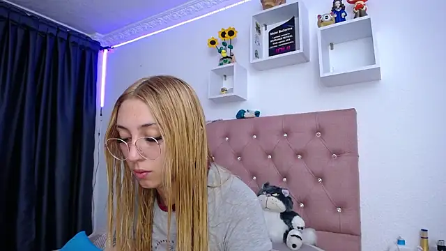 Soffy-brooks online show from October 10, 1:39 am
