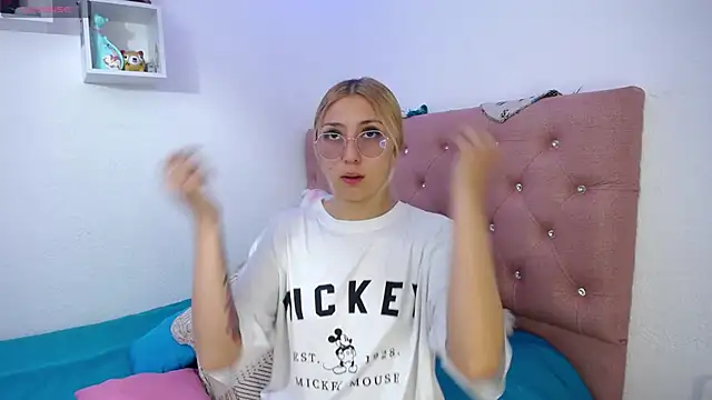 Snapshot of Soffy-brooks chatting on October 28, 5:08 am Soffy-brooks online show from October 28, 5:08 am