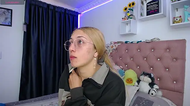 Snapshot of Soffy-brooks chatting on December 16, 10:03 pm Soffy-brooks online show from December 16, 10:03 pm