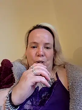 Bigbustedcurvylady online show from May 18, 6:23 pm