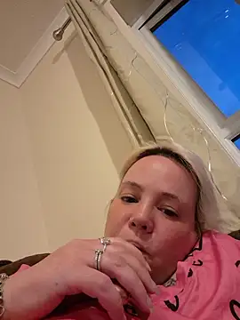 Bigbustedcurvylady online show from May 15, 8:18 pm