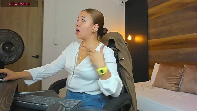 Snapshot of alma_fenix chatting on September 17, 12:29 pm alma fenix online show from September 17, 12:29 pm