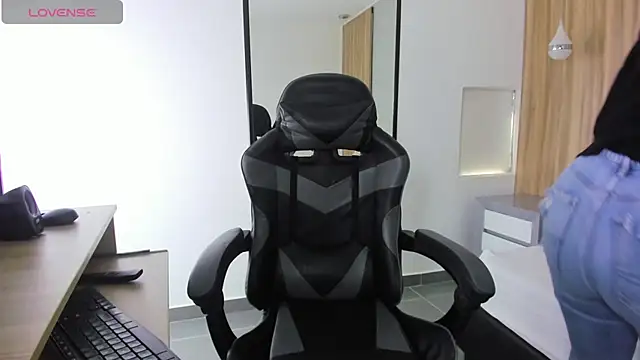 Snapshot of alma_fenix chatting on December 3, 12:26 pm alma fenix online show from December 3, 12:26 pm