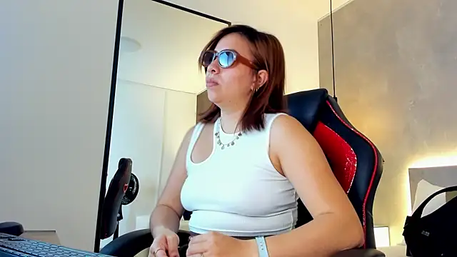 Snapshot of alma_fenix chatting on November 1, 12:32 pm alma fenix online show from November 1, 12:32 pm