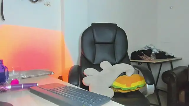 alma fenix online show from April 3, 2:40 am