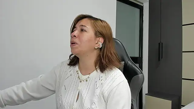 Snapshot of alma_fenix chatting on October 1, 12:31 pm alma fenix online show from October 1, 12:31 pm