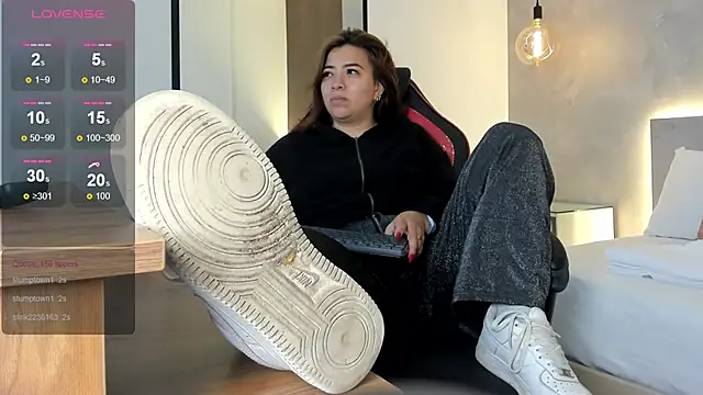 Snapshot of alma_fenix chatting on October 28, 12:37 pm alma fenix online show from October 28, 12:37 pm