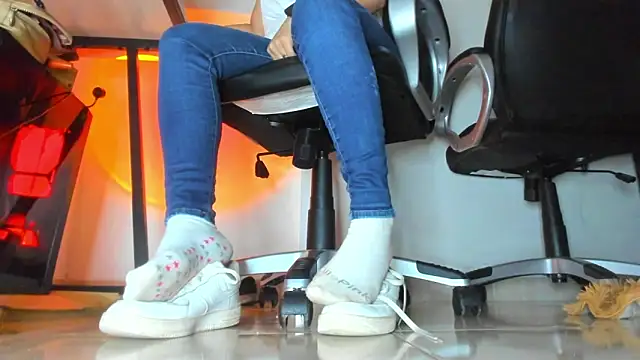 alma fenix online show from April 9, 12:00 pm