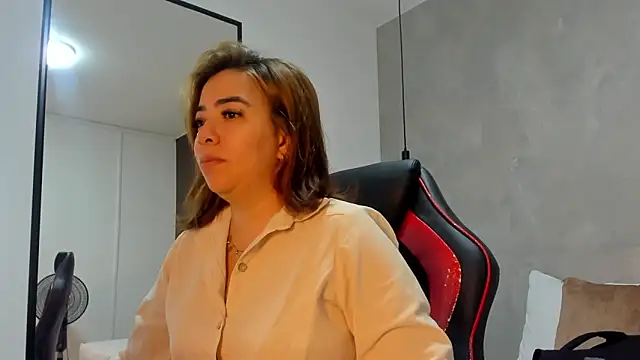 Snapshot of alma_fenix chatting on October 27, 12:28 pm alma fenix online show from October 27, 12:28 pm